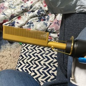 I’m selling a hot comb